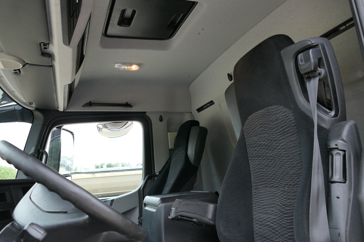 Photo d'intérieur 2: Camion plateau, Camion grue MERCEDES-BENZ Antos 2540 L KLIMA Palfinger-Kran PK15001L Lenka Photo d'intérieur 2: Camion plateau, Camion grue MERCEDES-BENZ Antos 2540 L KLIMA Palfinger-Kran PK15001L Lenka