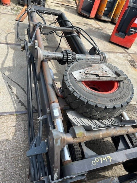 LINDE H80D-03/900 CABIN NO FORK CARIDGE NO FORKS - Chariot élévateur diesel: photos 4 LINDE H80D-03/900 CABIN NO FORK CARIDGE NO FORKS - Chariot élévateur diesel: photos 4