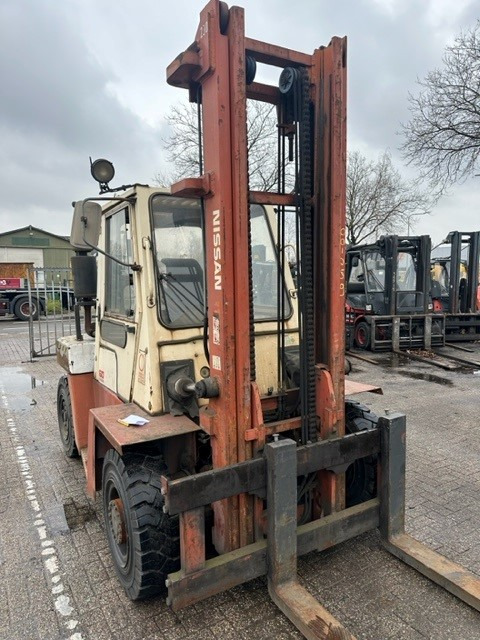 Nissan DF-05-A-60-U - Chariot élévateur diesel: photos 1 Nissan DF-05-A-60-U - Chariot élévateur diesel: photos 1