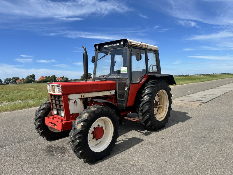 International 845 - Tracteur agricole: photos 1 International 845 - Tracteur agricole: photos 1