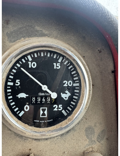 Massey Ferguson 590 - Tracteur agricole: photos 5 Massey Ferguson 590 - Tracteur agricole: photos 5