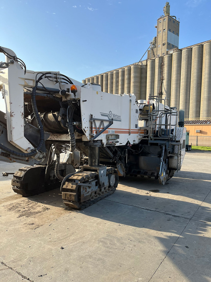 Wirtgen W 2200 - Fraiseuse à froid: photos 3 Wirtgen W 2200 - Fraiseuse à froid: photos 3