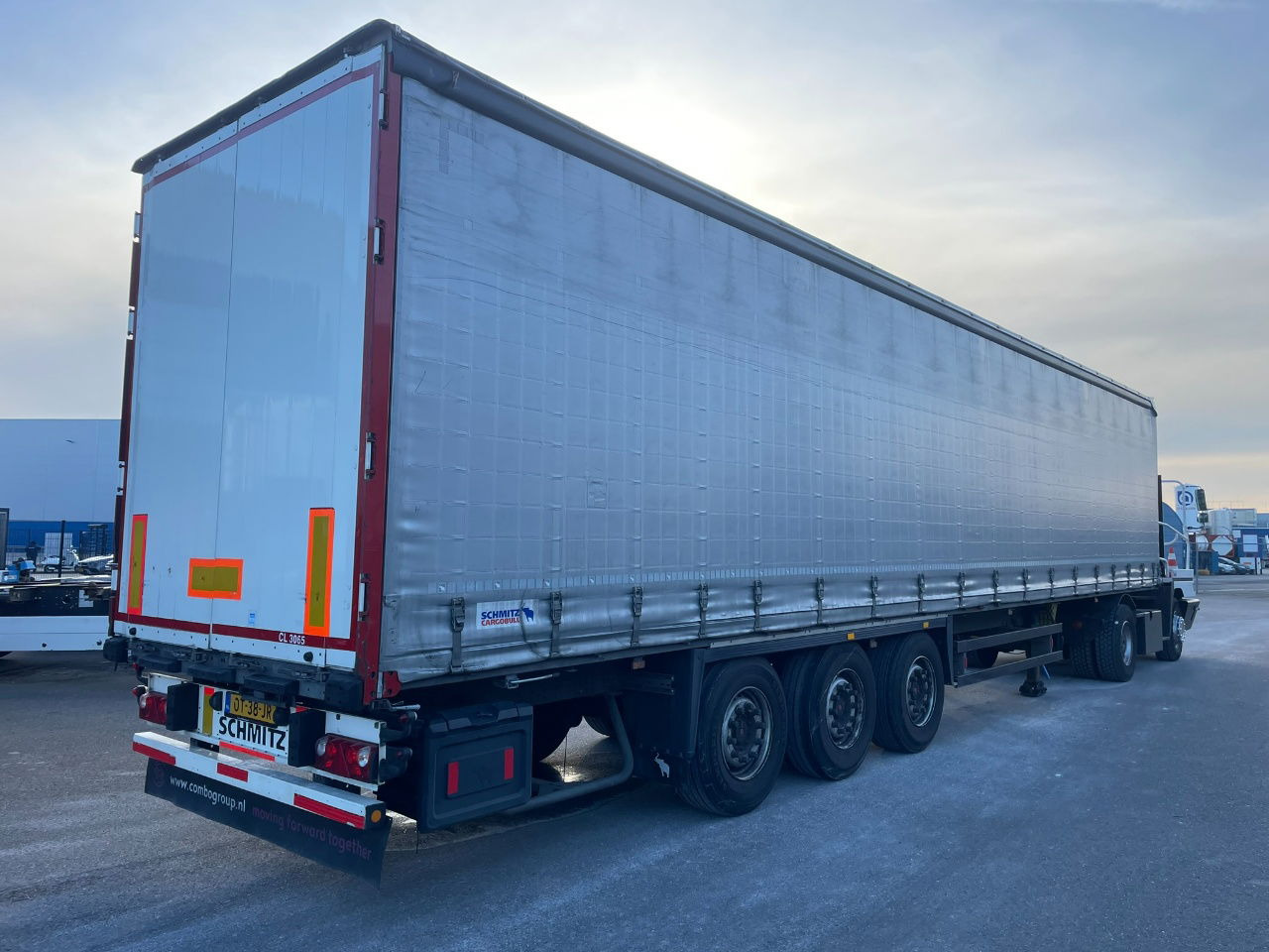 Schmitz Cargobull SCB-S3T EN 12642-XL Allu borden - disc brakes 2 x toolbox / tu - Semi-remorque rideaux coulissants: photos 4 Schmitz Cargobull SCB-S3T EN 12642-XL Allu borden - disc brakes 2 x toolbox / tu - Semi-remorque rideaux coulissants: photos 4