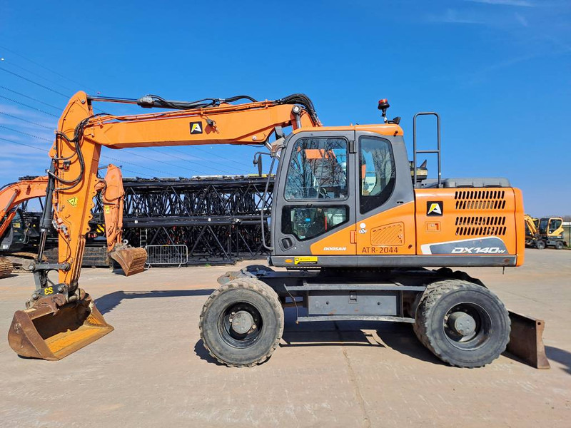 Doosan DX140W-5 - Pelle sur pneus: photos 1 Doosan DX140W-5 - Pelle sur pneus: photos 1