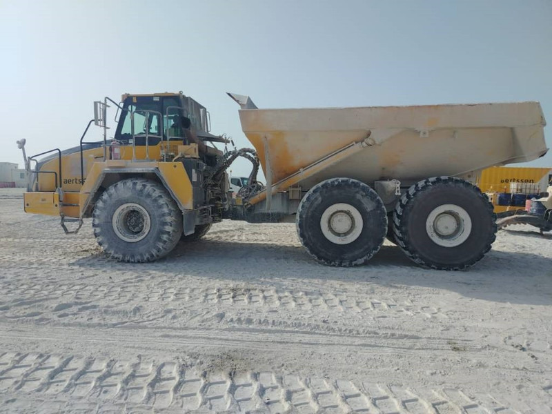 Komatsu HM400-3R (4 pieces available in Abu Dhabi) - Tombereau articulé: photos 1 Komatsu HM400-3R (4 pieces available in Abu Dhabi) - Tombereau articulé: photos 1