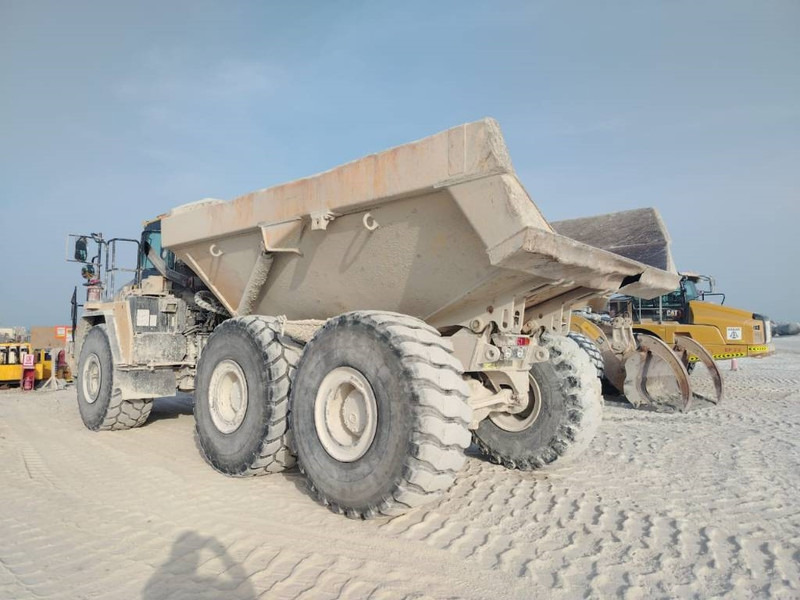 Komatsu HM400-3R (4 pieces available in Abu Dhabi) - Tombereau articulé: photos 3 Komatsu HM400-3R (4 pieces available in Abu Dhabi) - Tombereau articulé: photos 3
