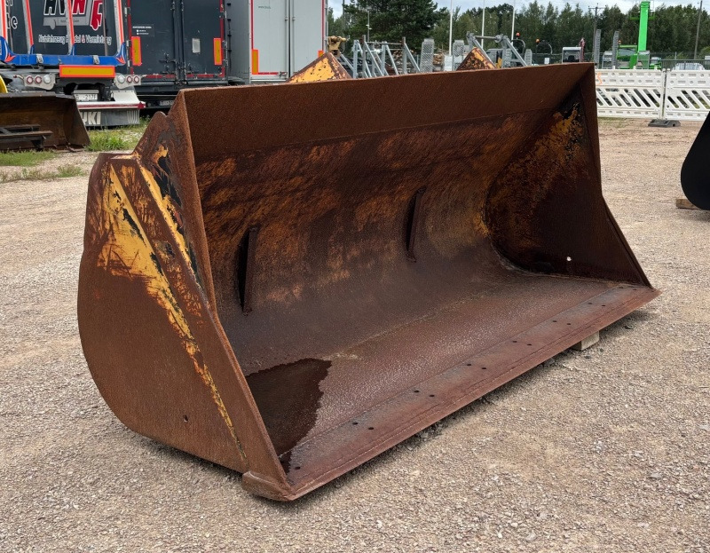 Volvo BM 2400mm - Godet pour chargeur pour Chargeuse sur pneus: photos 1 Volvo BM 2400mm - Godet pour chargeur pour Chargeuse sur pneus: photos 1