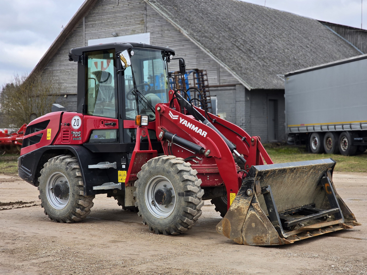 YANMAR V70S - Chargeuse sur pneus: photos 2 YANMAR V70S - Chargeuse sur pneus: photos 2
