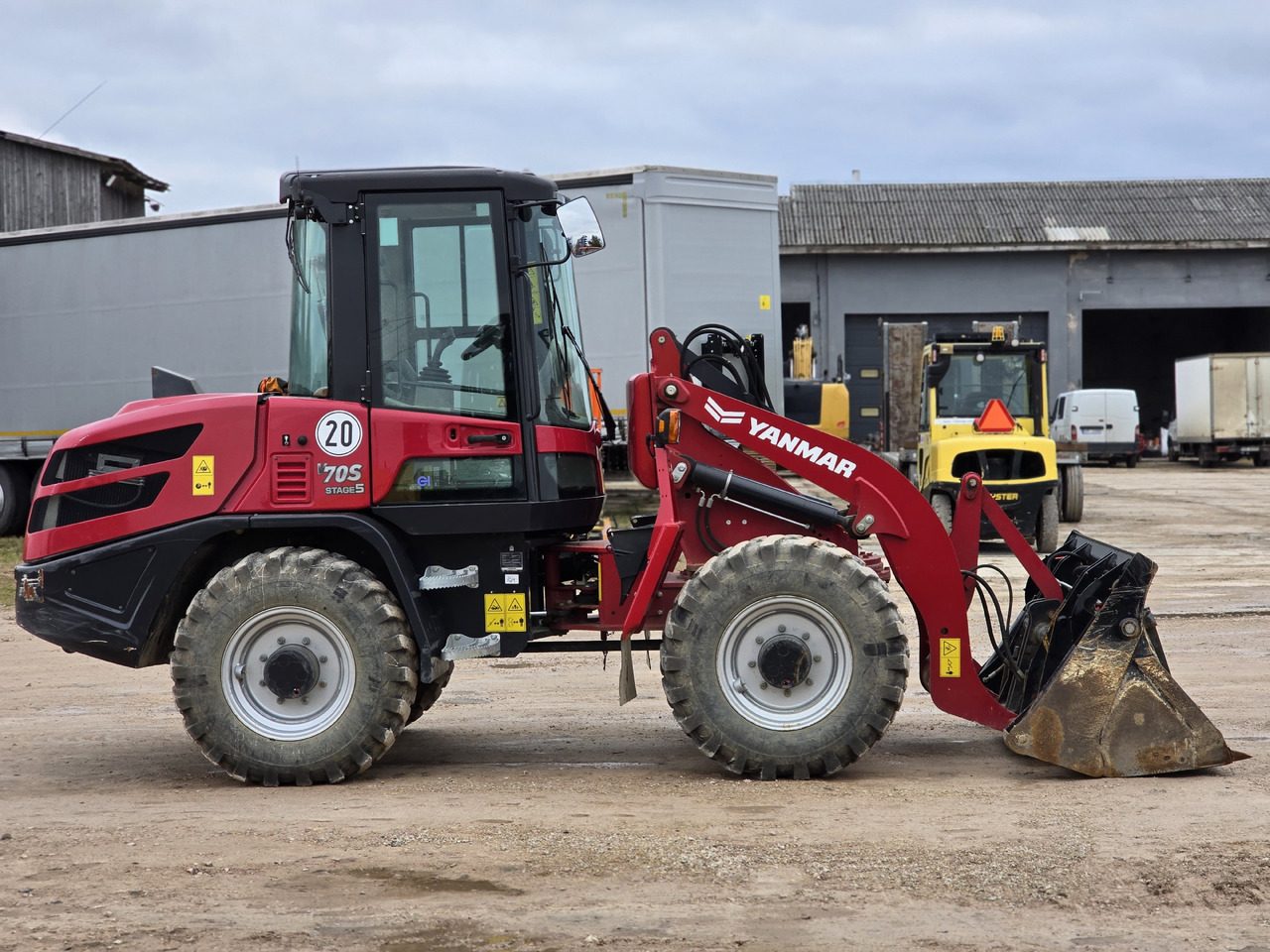 YANMAR V70S - Chargeuse sur pneus: photos 5 YANMAR V70S - Chargeuse sur pneus: photos 5