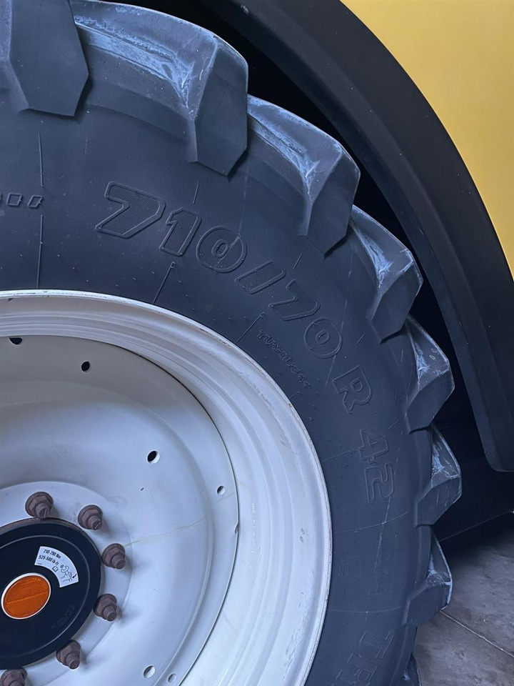New Holland New Holland CR 9.80 / 710/70R42, Trelleborg und BKT - Moissoneuse: photos 2 New Holland New Holland CR 9.80 / 710/70R42, Trelleborg und BKT - Moissoneuse: photos 2