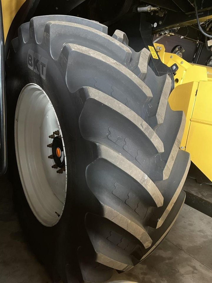 New Holland New Holland CR 9.80 / 710/70R42, Trelleborg und BKT - Moissoneuse: photos 5 New Holland New Holland CR 9.80 / 710/70R42, Trelleborg und BKT - Moissoneuse: photos 5