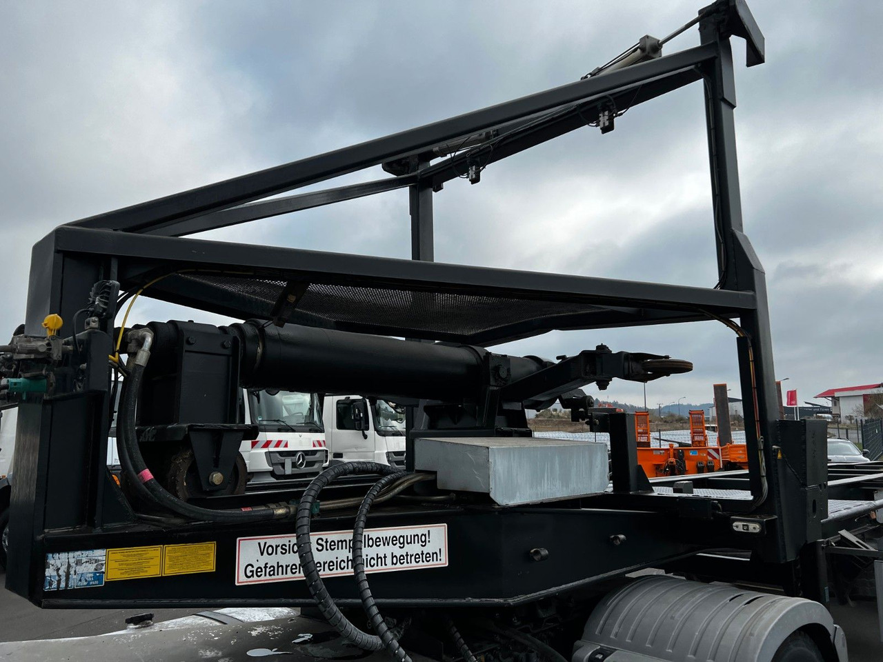 H&W 3- Achs Auflieger für Presscontainer H&W 3- Achs Auflieger für Presscontainer - Semi-remorque porte-conteneur/ Caisse mobile: photos 3 H&W 3- Achs Auflieger für Presscontainer H&W 3- Achs Auflieger für Presscontainer - Semi-remorque porte-conteneur/ Caisse mobile: photos 3