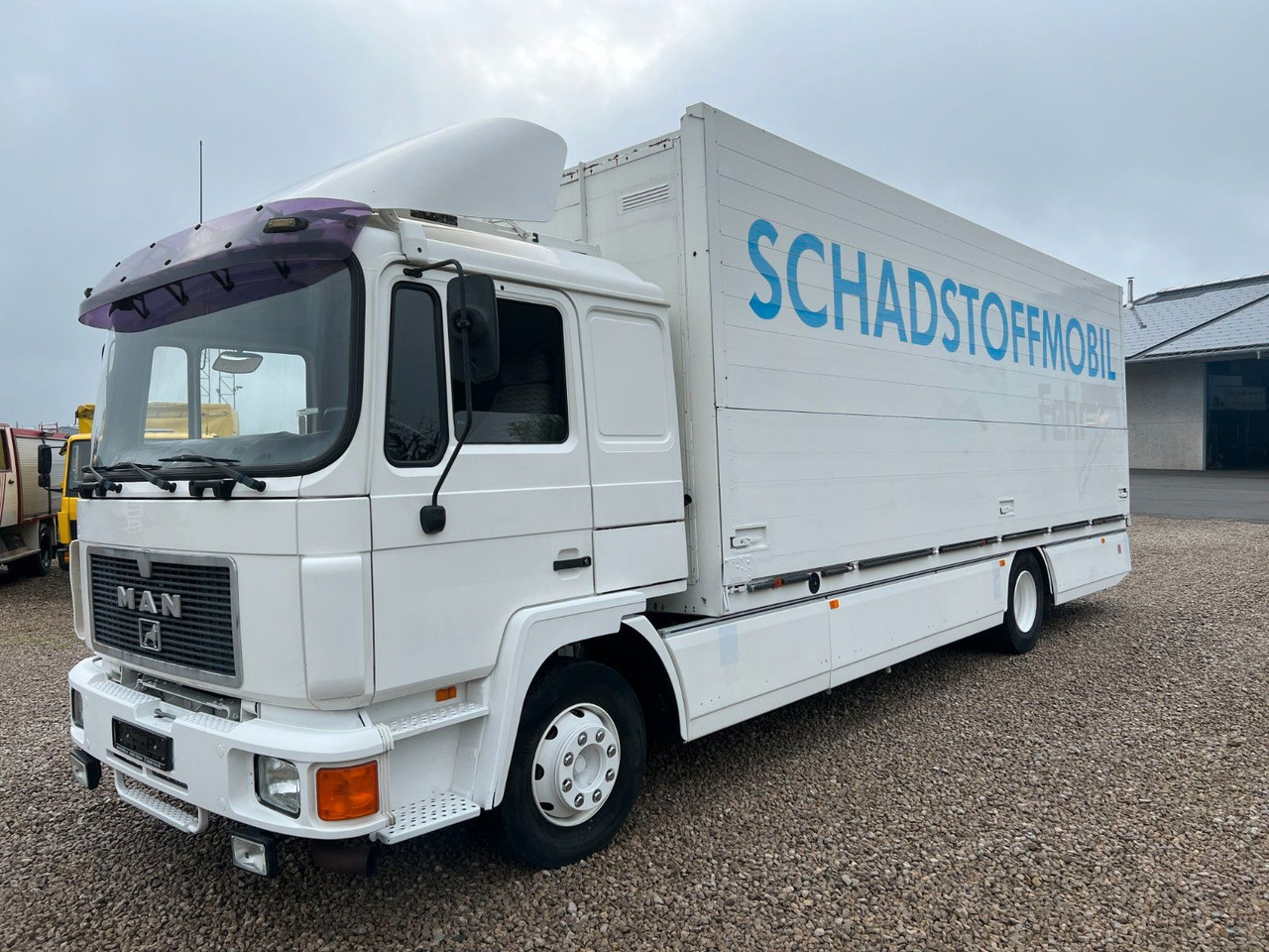MAN 14.272 Schwenkwand / Schadstoffmobil MAN 14.272 Schwenkwand / Schadstoffmobil - Camion pour le transport de boissons: photos 1 MAN 14.272 Schwenkwand / Schadstoffmobil MAN 14.272 Schwenkwand / Schadstoffmobil - Camion pour le transport de boissons: photos 1