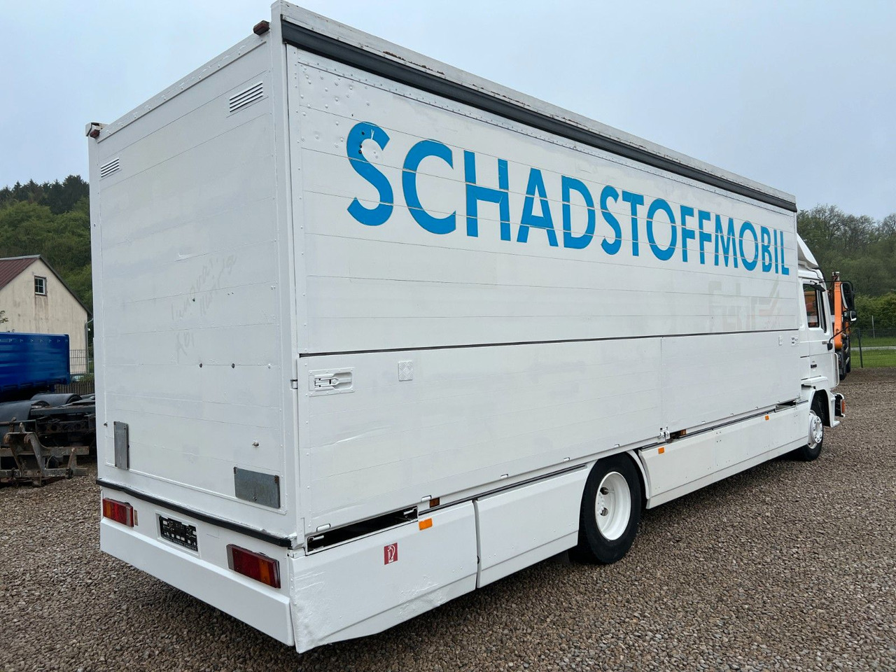 MAN 14.272 Schwenkwand / Schadstoffmobil MAN 14.272 Schwenkwand / Schadstoffmobil - Camion pour le transport de boissons: photos 2 MAN 14.272 Schwenkwand / Schadstoffmobil MAN 14.272 Schwenkwand / Schadstoffmobil - Camion pour le transport de boissons: photos 2