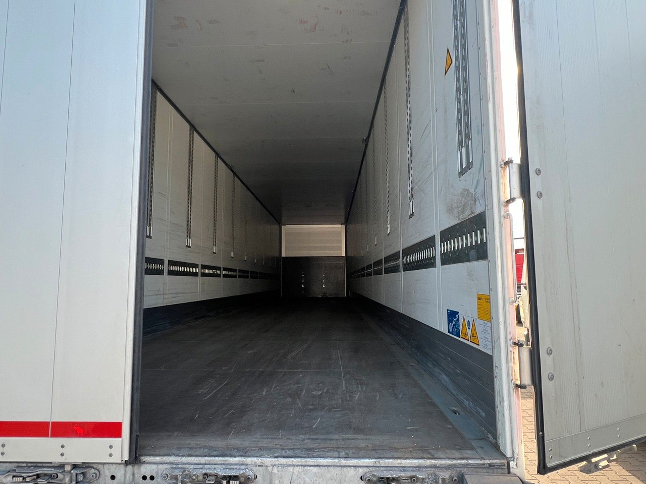 Schmitz Cargobull SKO 24 Isokoffer,Ab KW 46, Miete mögl. - Semi-remorque fourgon: photos 4 Schmitz Cargobull SKO 24 Isokoffer,Ab KW 46, Miete mögl. - Semi-remorque fourgon: photos 4