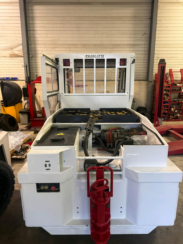 Charlatte 2012 - Tracteur à bagages: photos 5 Charlatte 2012 - Tracteur à bagages: photos 5