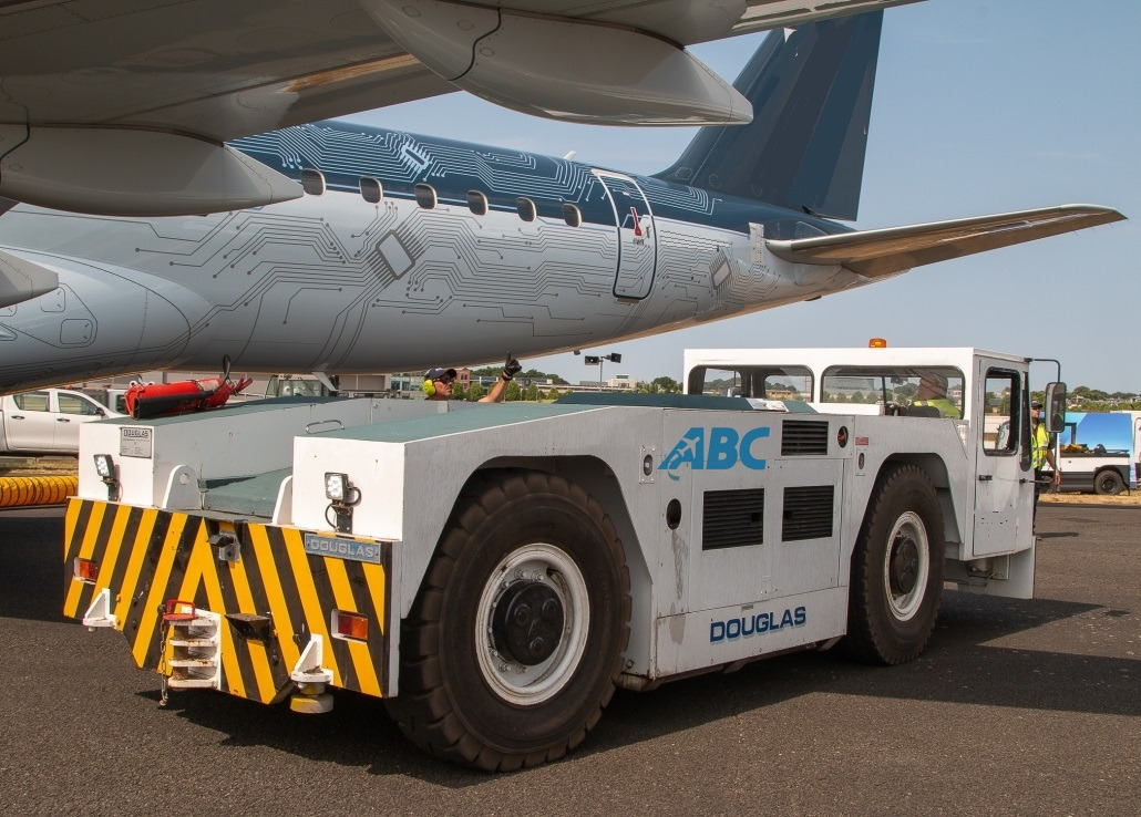 Douglas DC4H - Tracteur d'avions: photos 2 Douglas DC4H - Tracteur d'avions: photos 2