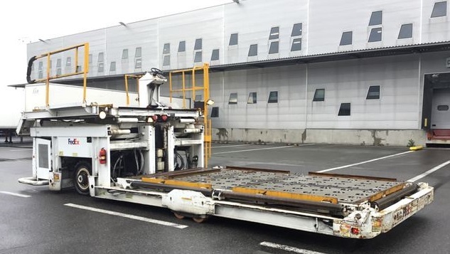 FMC Lower Deck Loader Commander 15 Standard - Chargeur de fret: photos 3 FMC Lower Deck Loader Commander 15 Standard - Chargeur de fret: photos 3