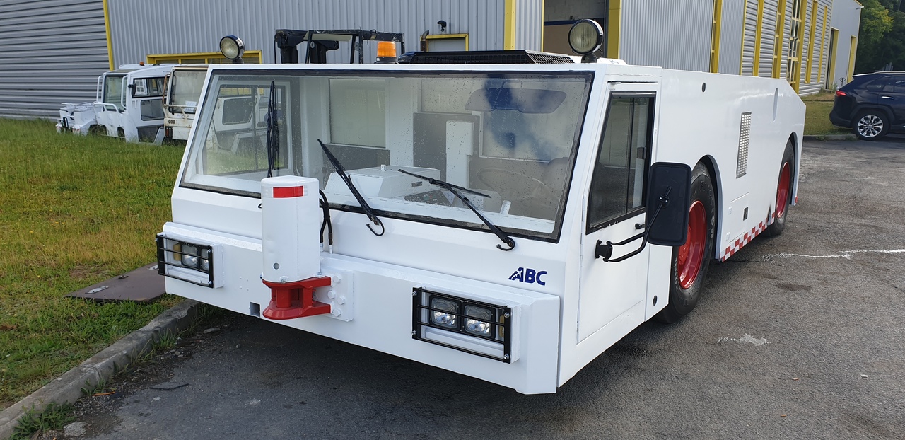 SOVAM K250 - Tracteur d'avions: photos 3 SOVAM K250 - Tracteur d'avions: photos 3