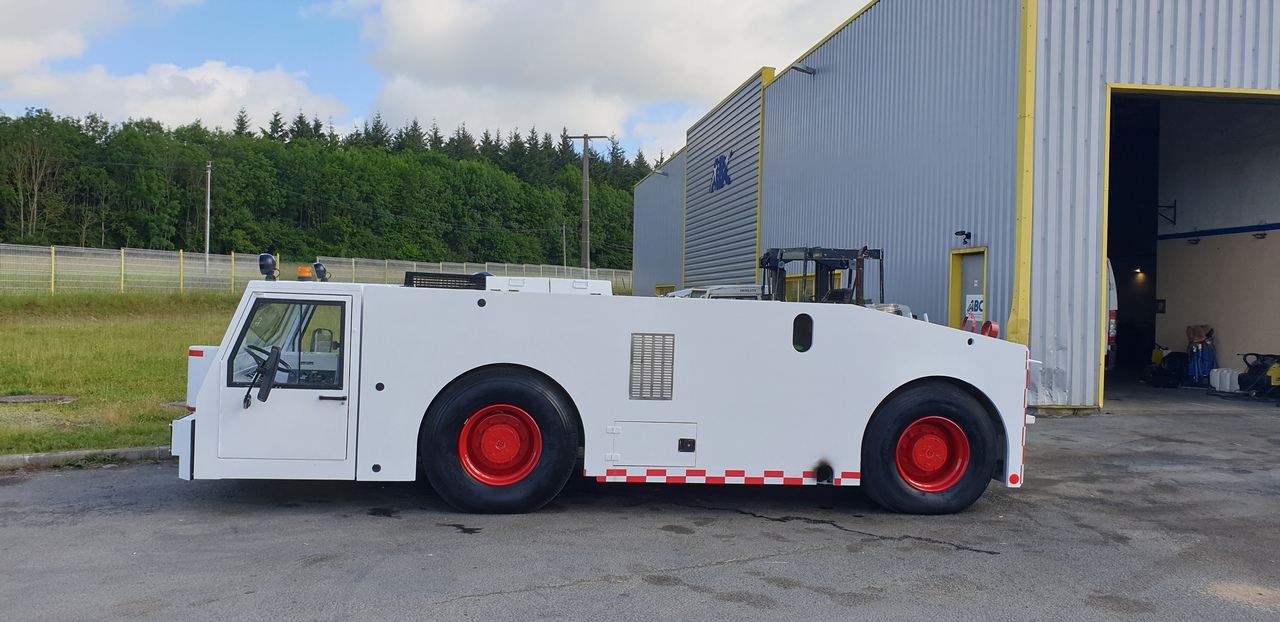 SOVAM K250 - Tracteur d'avions: photos 1 SOVAM K250 - Tracteur d'avions: photos 1