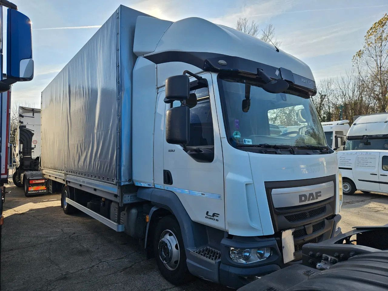 DAF LF 180 7.5 t - Camion à rideaux coulissants: photos 2 DAF LF 180 7.5 t - Camion à rideaux coulissants: photos 2