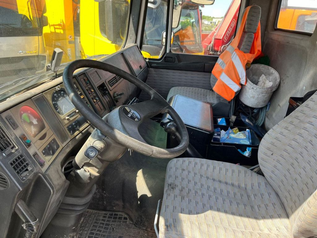 MAN F2000 27.342 6x4 Abrollkipper mit Kran - Camion grue: photos 5 MAN F2000 27.342 6x4 Abrollkipper mit Kran - Camion grue: photos 5