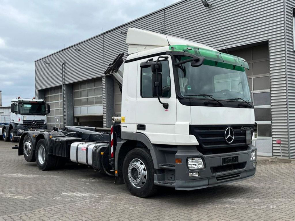 Mercedes-Benz Actros 2541 L6x2 Abrollkipper mit Kran Funk+Grei - Camion ampliroll, Camion grue: photos 2 Mercedes-Benz Actros 2541 L6x2 Abrollkipper mit Kran Funk+Grei - Camion ampliroll, Camion grue: photos 2
