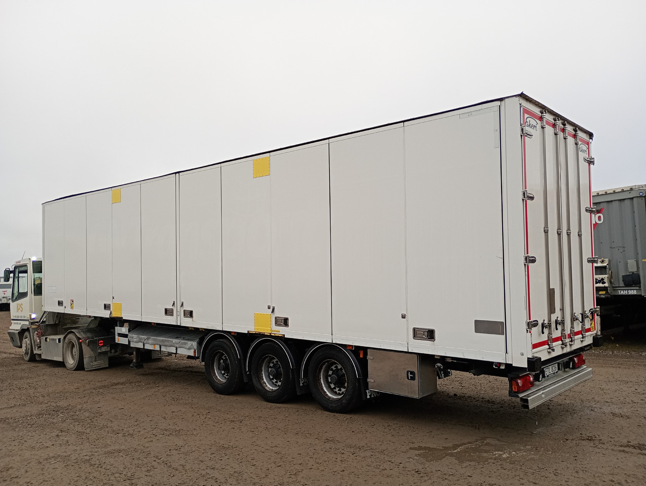 EKERI BOX OPENSIDE - TARP ROOF - HUCKEPACK - Semi-remorque fourgon: photos 2 EKERI BOX OPENSIDE - TARP ROOF - HUCKEPACK - Semi-remorque fourgon: photos 2