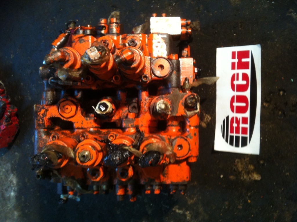 DAEWOO 7 SEKCYJNY + 8F4255C AS.222509 - Valve hydraulique pour Pelle sur chenille: photos 1 DAEWOO 7 SEKCYJNY + 8F4255C AS.222509 - Valve hydraulique pour Pelle sur chenille: photos 1