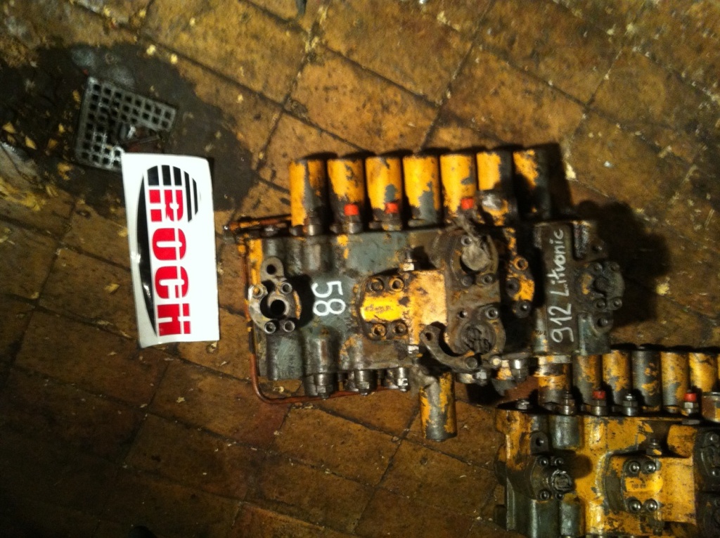 REXROTH M8-10.. - 7 SEKCYJNY + 600512 - Valve hydraulique pour Pelle: photos 1 REXROTH M8-10.. - 7 SEKCYJNY + 600512 - Valve hydraulique pour Pelle: photos 1