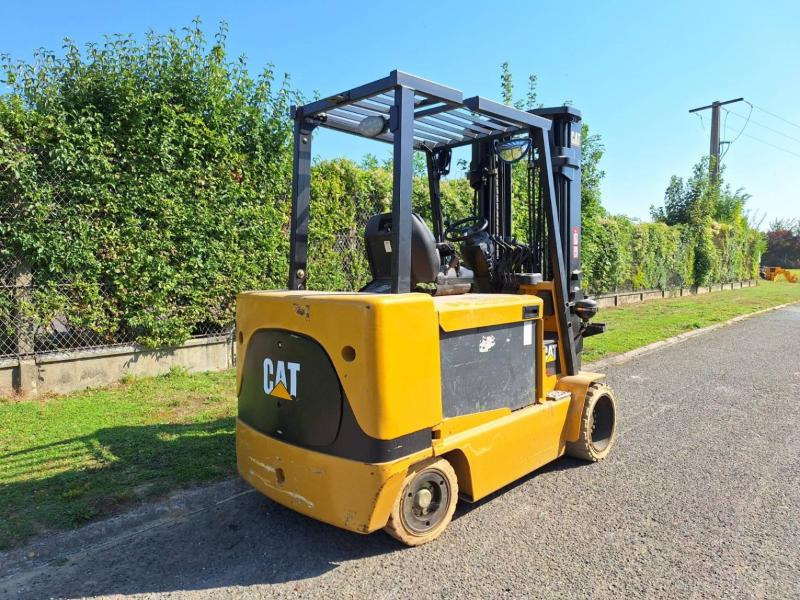 Caterpillar EC55N - Chariot élévateur électrique: photos 5 Caterpillar EC55N - Chariot élévateur électrique: photos 5