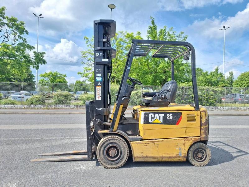Caterpillar EP25KP - Chariot élévateur électrique: photos 2 Caterpillar EP25KP - Chariot élévateur électrique: photos 2