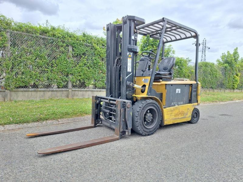 Caterpillar EP30K - Chariot élévateur électrique: photos 1 Caterpillar EP30K - Chariot élévateur électrique: photos 1