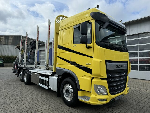 DAF XF 530 6x2 Holztransport Kran PENZ 15Z9.50 *Anh. - Camion grumier, Camion grue: photos 1 DAF XF 530 6x2 Holztransport Kran PENZ 15Z9.50 *Anh. - Camion grumier, Camion grue: photos 1