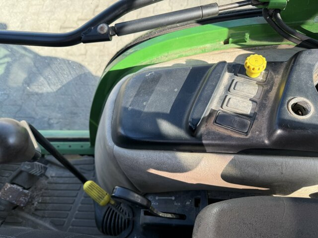 John Deere 3520 Kommunaltrak. Frontkraftheber Kuppeldreieck - Tracteur communal: photos 5 John Deere 3520 Kommunaltrak. Frontkraftheber Kuppeldreieck - Tracteur communal: photos 5