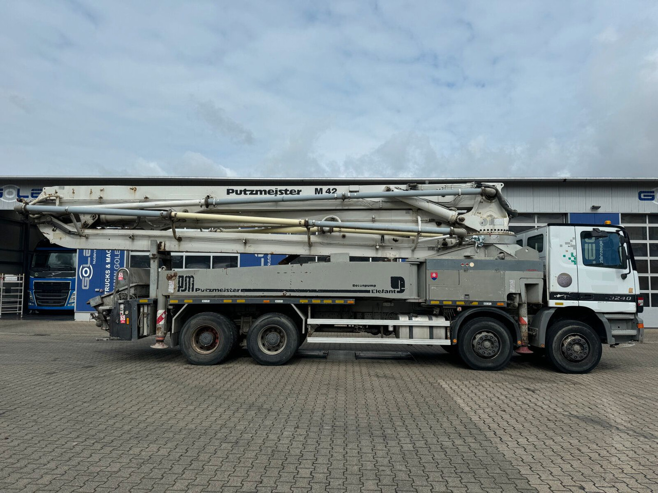 Mercedes-Benz ACTROS 3240 8x4 Betonpumpe PUTZMEISTER BSF 42 M - Camion pompe: photos 4 Mercedes-Benz ACTROS 3240 8x4 Betonpumpe PUTZMEISTER BSF 42 M - Camion pompe: photos 4