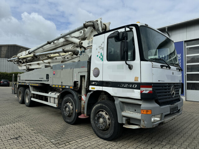 Mercedes-Benz ACTROS 3240 8x4 Betonpumpe PUTZMEISTER BSF 42 M - Camion pompe: photos 1 Mercedes-Benz ACTROS 3240 8x4 Betonpumpe PUTZMEISTER BSF 42 M - Camion pompe: photos 1