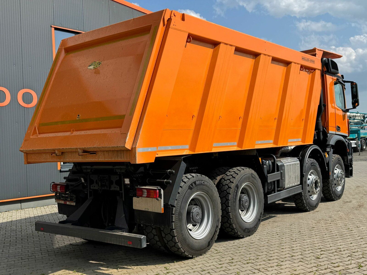 Mercedes-Benz AROCS 4851 8x6 Euro 6 Gesteinkipper MEILLER 25m³ - Camion benne: photos 5 Mercedes-Benz AROCS 4851 8x6 Euro 6 Gesteinkipper MEILLER 25m³ - Camion benne: photos 5
