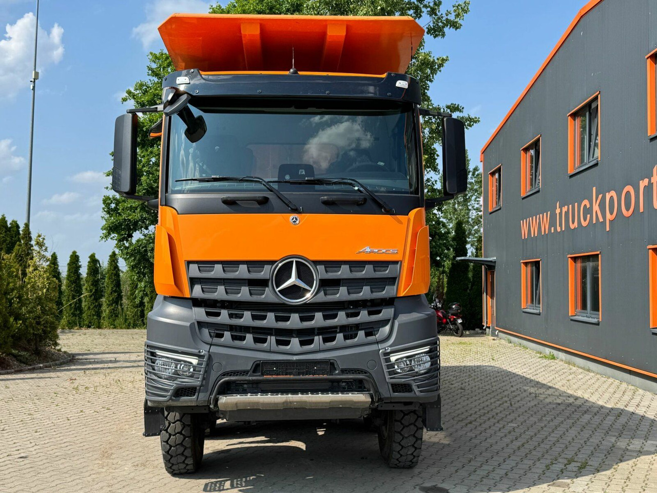 Mercedes-Benz AROCS 4851 8x6 Euro 6 Gesteinkipper MEILLER 25m³ - Camion benne: photos 3 Mercedes-Benz AROCS 4851 8x6 Euro 6 Gesteinkipper MEILLER 25m³ - Camion benne: photos 3