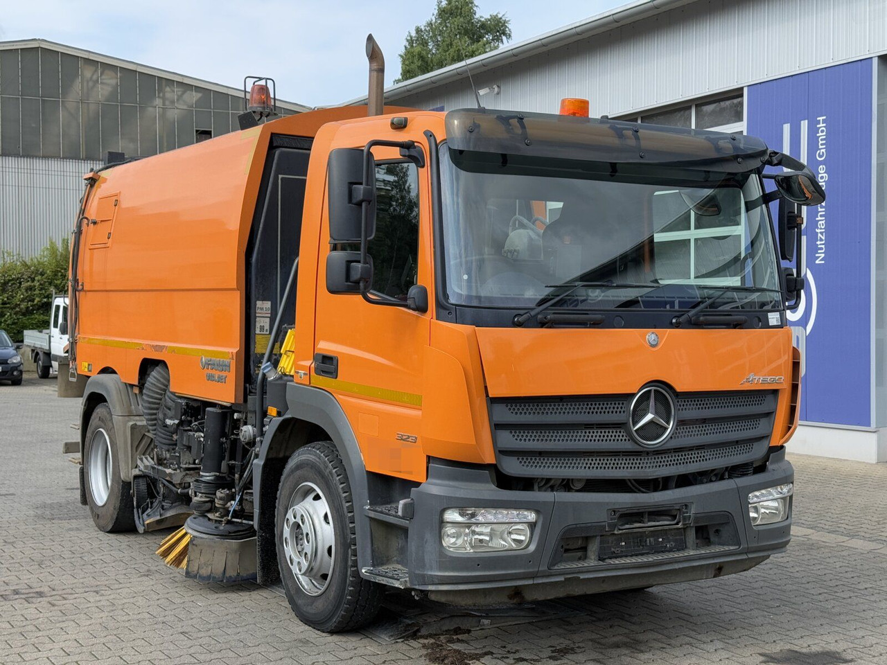 Mercedes-Benz ATEGO 1323 4x2 Kehrmaschine FAUN Viajet 6R/H - Balayeuse de voirie: photos 1 Mercedes-Benz ATEGO 1323 4x2 Kehrmaschine FAUN Viajet 6R/H - Balayeuse de voirie: photos 1