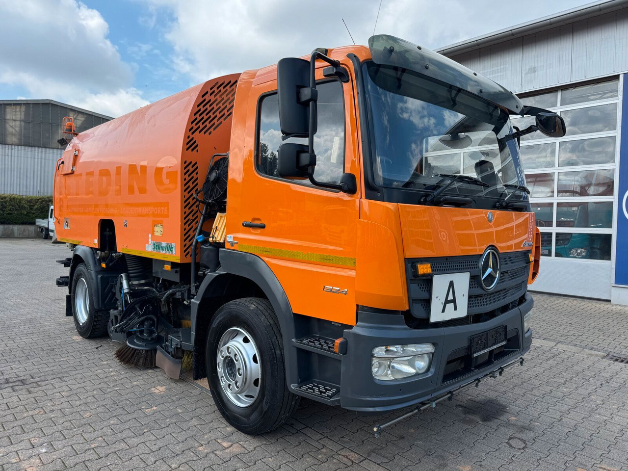 Mercedes-Benz Atego 1324 4x2 Kehrmaschine Schmidt SKF S7B 7 m³ - Balayeuse de voirie: photos 1 Mercedes-Benz Atego 1324 4x2 Kehrmaschine Schmidt SKF S7B 7 m³ - Balayeuse de voirie: photos 1