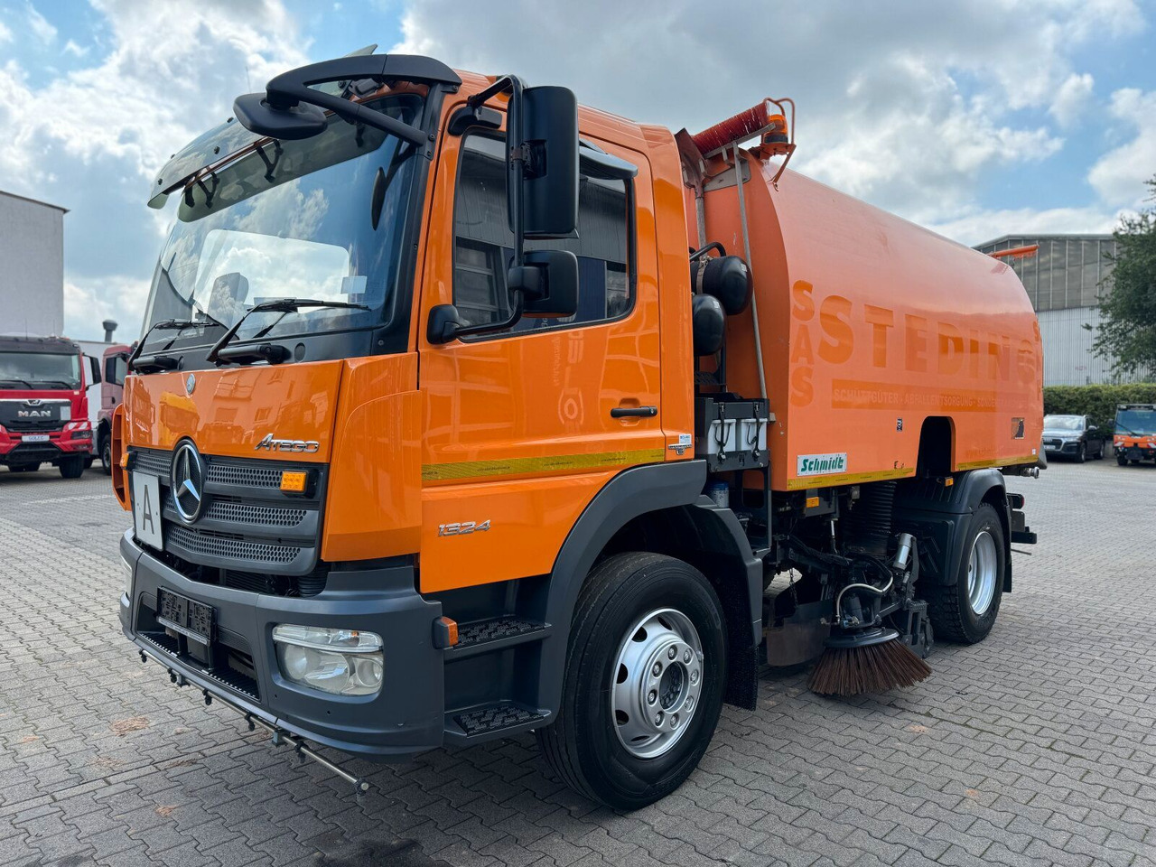 Mercedes-Benz Atego 1324 4x2 Kehrmaschine Schmidt SKF S7B 7 m³ - Balayeuse de voirie: photos 2 Mercedes-Benz Atego 1324 4x2 Kehrmaschine Schmidt SKF S7B 7 m³ - Balayeuse de voirie: photos 2