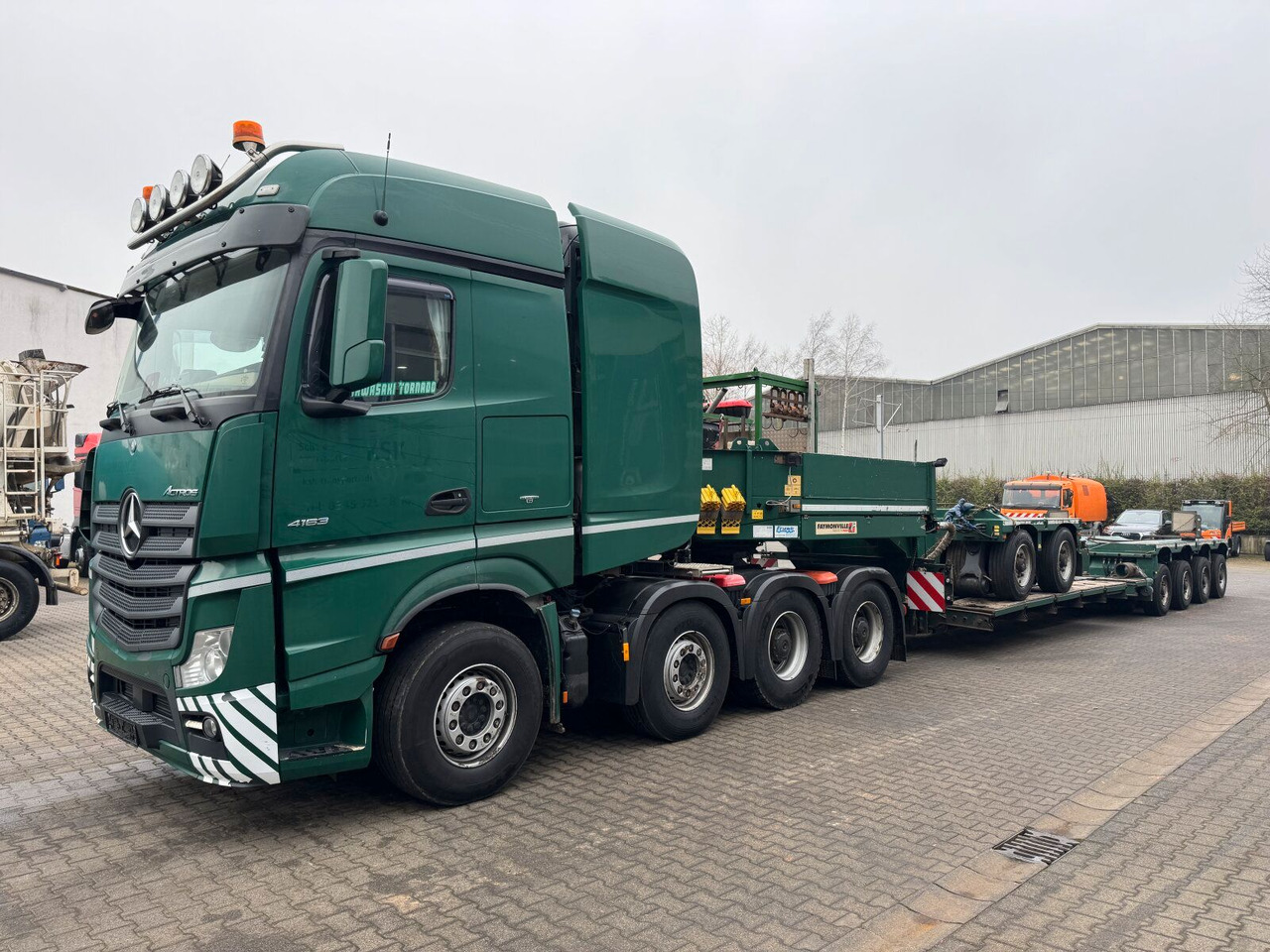 Mercedes-Benz ACTROS 4163 8x4 Schwerlast +Tieflader 4+2 *83 T - Tracteur routier: photos 2 Mercedes-Benz ACTROS 4163 8x4 Schwerlast +Tieflader 4+2 *83 T - Tracteur routier: photos 2