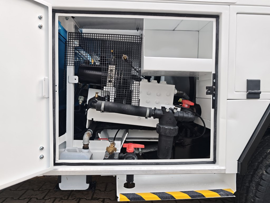 Camion hydrocureur Land Rover Defender VAACUM truck canalisation cleaner: photos 24 Camion hydrocureur Land Rover Defender VAACUM truck canalisation cleaner: photos 24