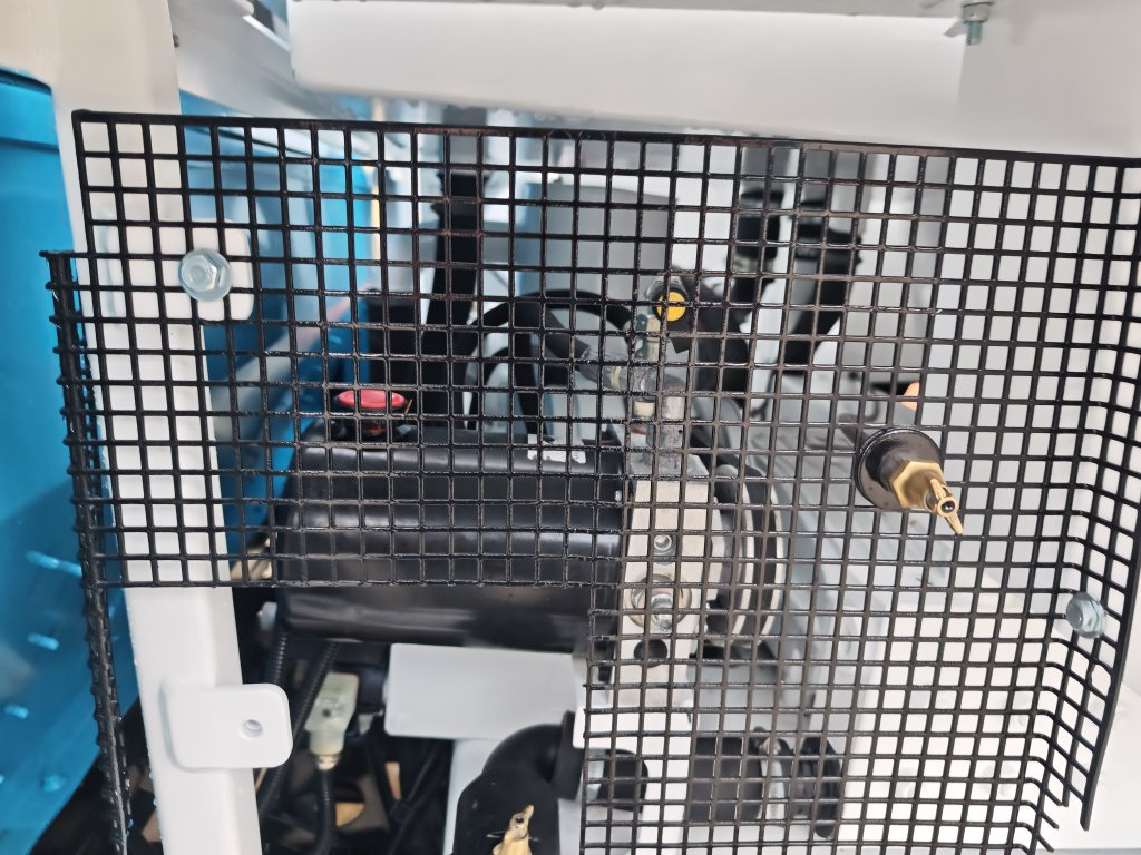 Camion hydrocureur Land Rover Defender VAACUM truck canalisation cleaner: photos 27 Camion hydrocureur Land Rover Defender VAACUM truck canalisation cleaner: photos 27