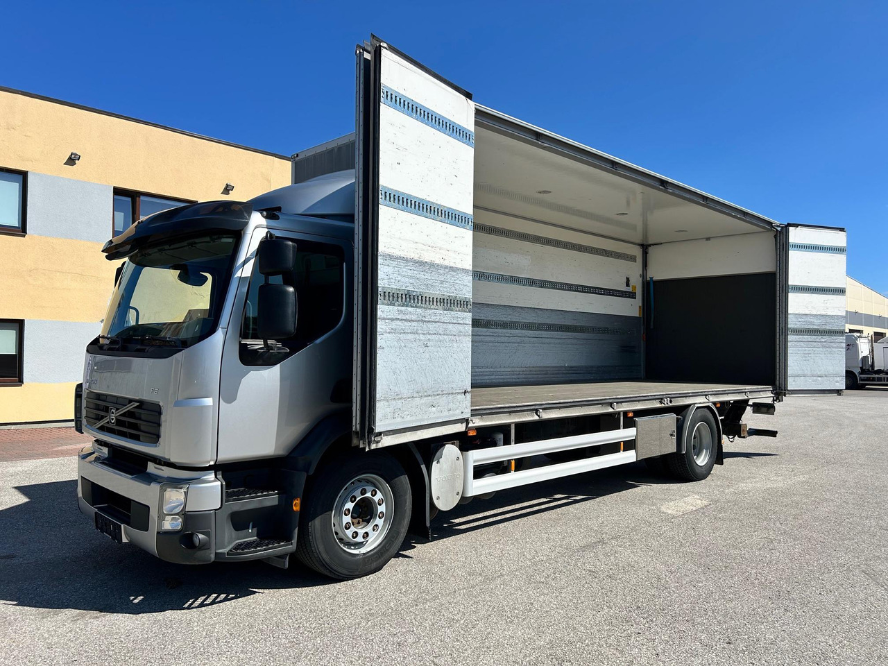 VOLVO FE260 - Camion fourgon: photos 3 VOLVO FE260 - Camion fourgon: photos 3