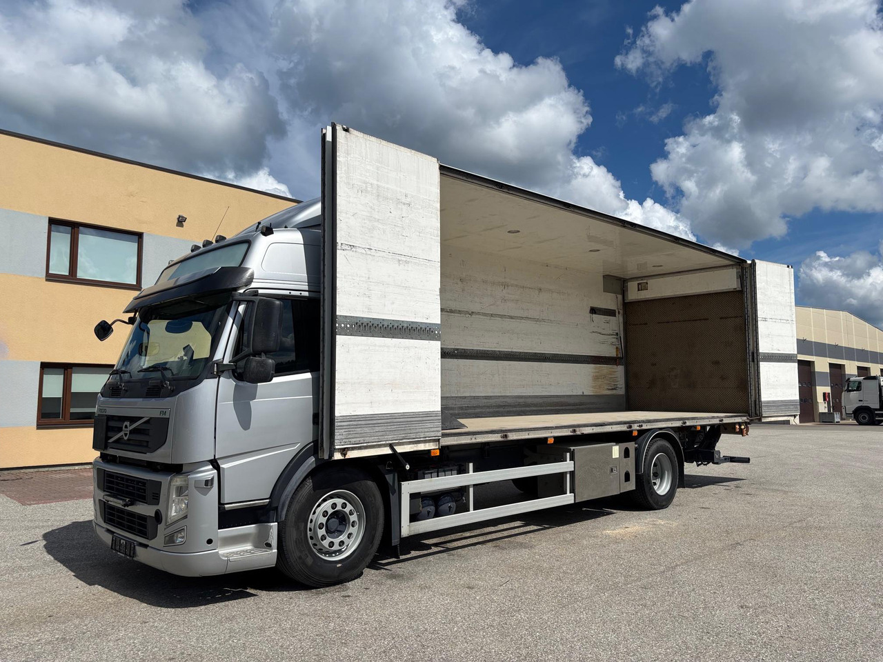 VOLVO FM330 - Camion fourgon: photos 4 VOLVO FM330 - Camion fourgon: photos 4