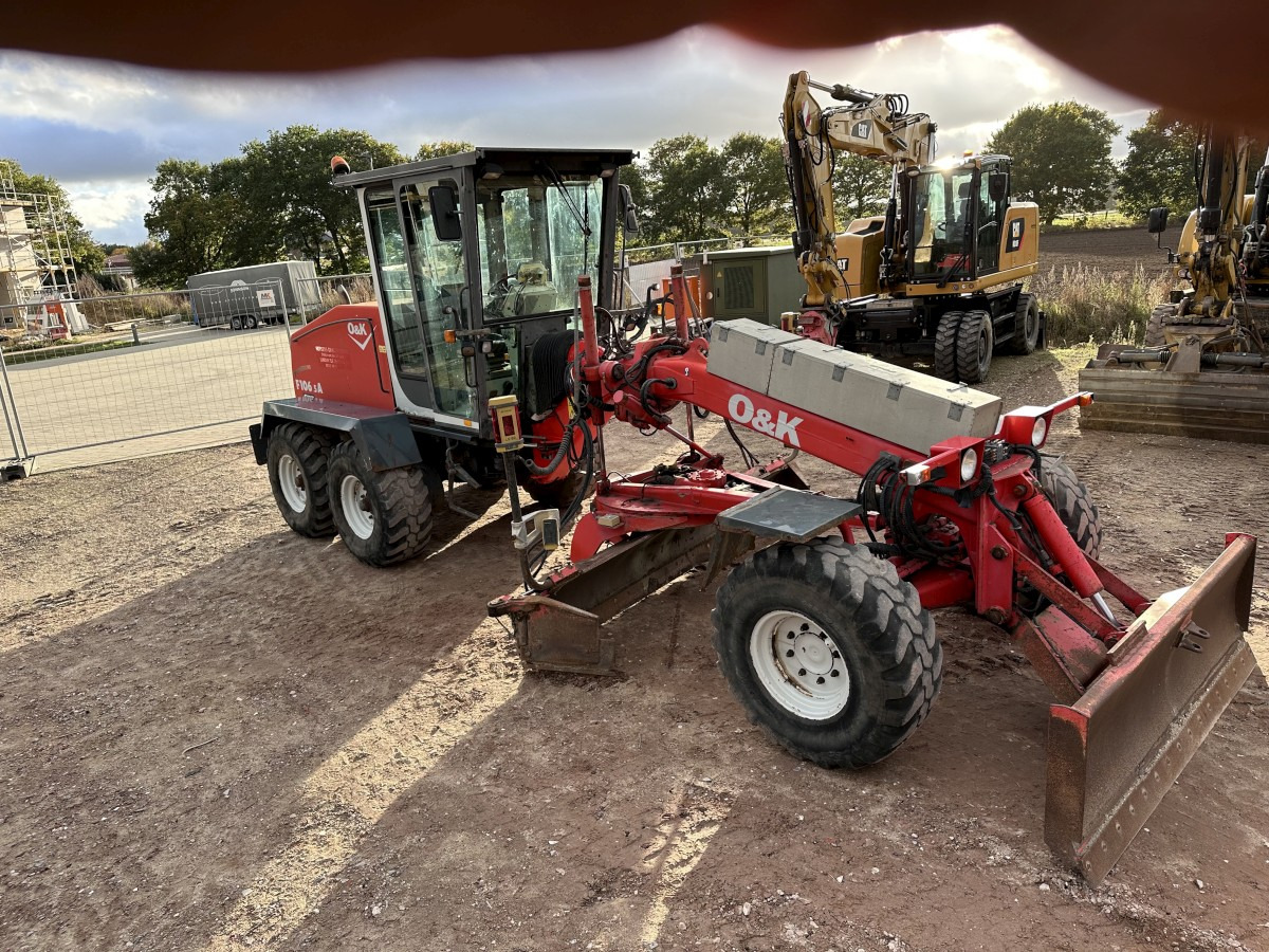 O&K F 106.5 - 6x6 Laser Topcon- Klima Cummins 6 Zyl. - Niveleuse: photos 4 O&K F 106.5 - 6x6 Laser Topcon- Klima Cummins 6 Zyl. - Niveleuse: photos 4