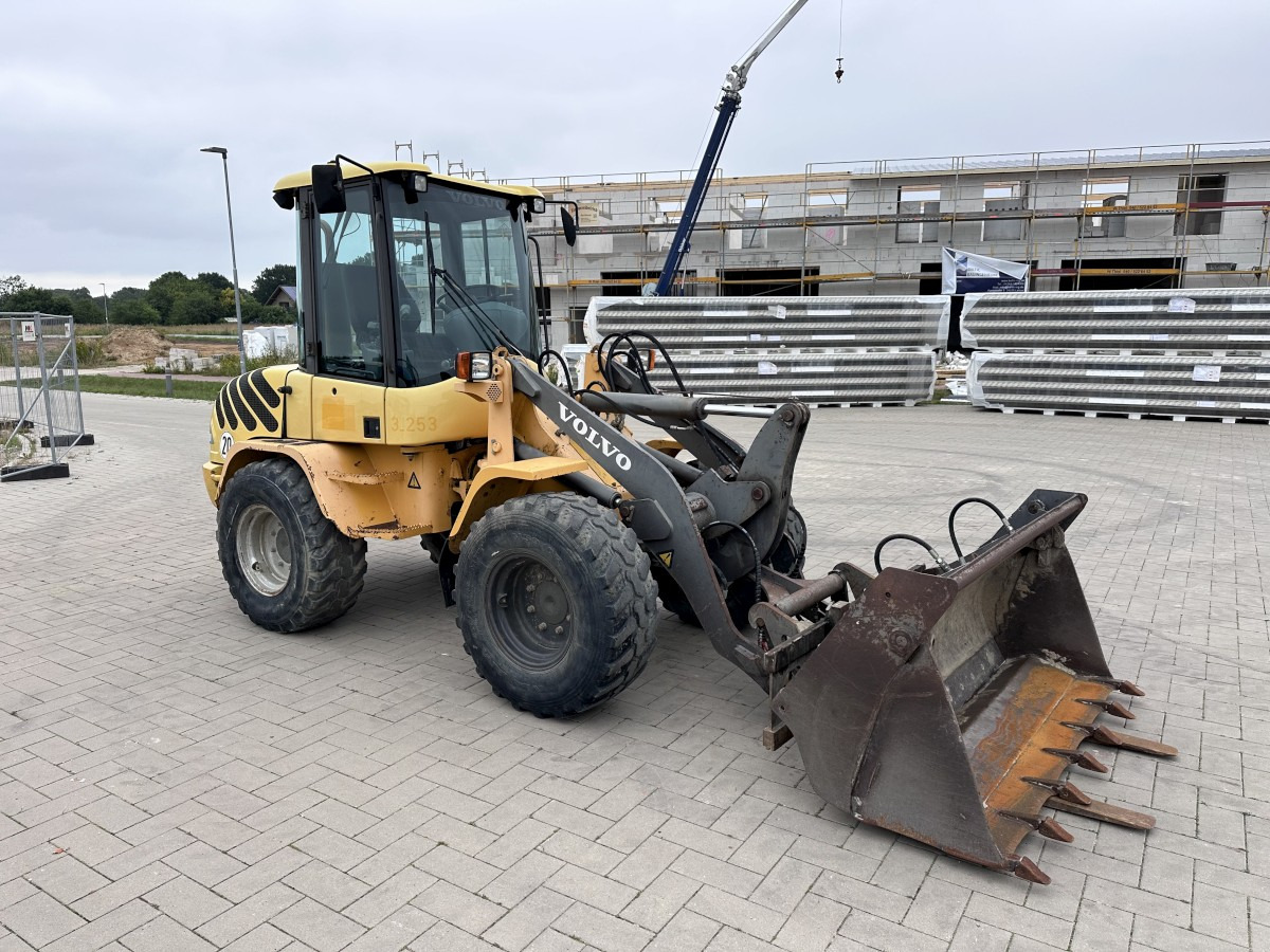 VOLVO L 30 B PRO 3er Kreis Klappschaufel+Palettengabel - Chargeuse sur pneus: photos 4 VOLVO L 30 B PRO 3er Kreis Klappschaufel+Palettengabel - Chargeuse sur pneus: photos 4
