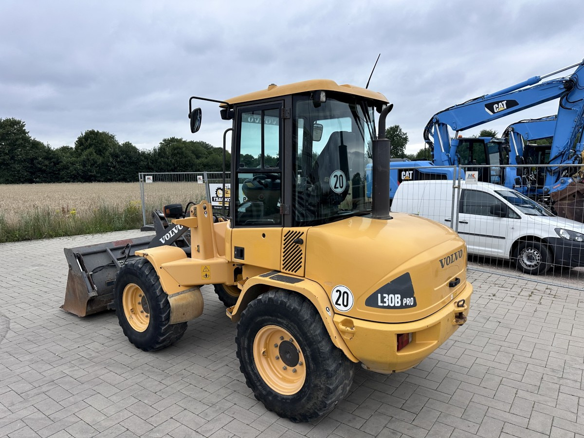 VOLVO L 30 B PRO 3er Kreis Klappschaufel+Palettengabel - Chargeuse sur pneus: photos 5 VOLVO L 30 B PRO 3er Kreis Klappschaufel+Palettengabel - Chargeuse sur pneus: photos 5